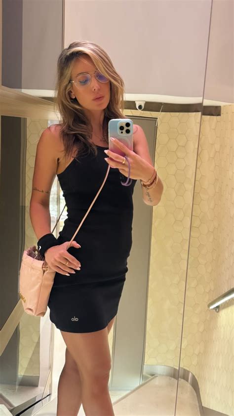 Jesica Cirio se animó a todo y posó con un vestido negro ajustado al cuerpo