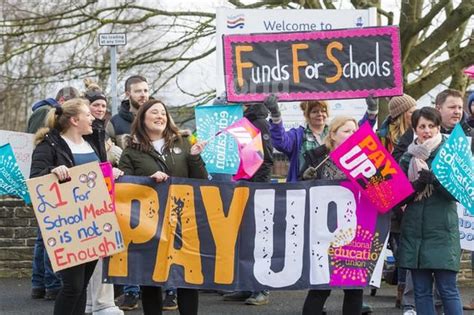 39665869 Neu Strike Picket Line Outside Brighouse High School