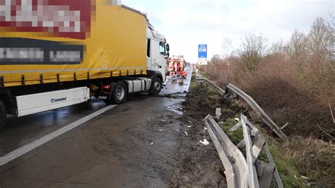 A Richtung Hannover Sattelschlepper Kracht Durch Leitplanke News De