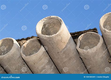 Tubos Del Cemento De Amianto Contra El Cielo Azul Imagen De Archivo