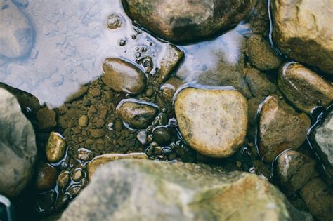 Piedras y textura de agua de río Foto Premium