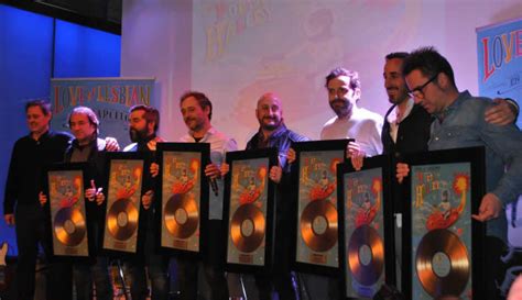 Love of Lesbian Tres escenarios emblemáticos y un Disco de Oro para El Poeta Halley