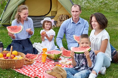 Familia Feliz En Un Picnic Comiendo Sand A Padre Madre E Hijo En Un