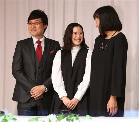 ＜蒼井優・山里亮太結婚会見＞会見後にフォトセッションで笑顔の（左から）山里亮太、蒼井優、山崎静代（撮影・荻原 浩人） ― スポニチ