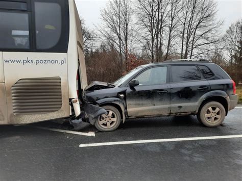 Wypadek w Chrząstowie pod Śremem Samochód osobowy uderzył w autobus