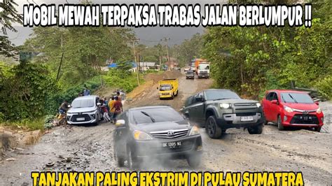 JALAN LICIN DAN BERLUMPUR Mobil Mewah Trabas Di Jalan Berlumpur