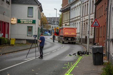 Nettetal Rollerfahrer Prallt Gegen Laterne Lebensgefahr