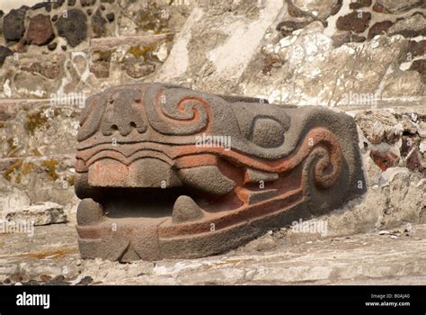 Sculpture de la tête de serpent avec coloration originale à l Aztec