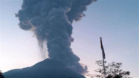 BREAKING NEWS Gunung Merapi Kembali Erupsi Pagi Ini Kolom Abu