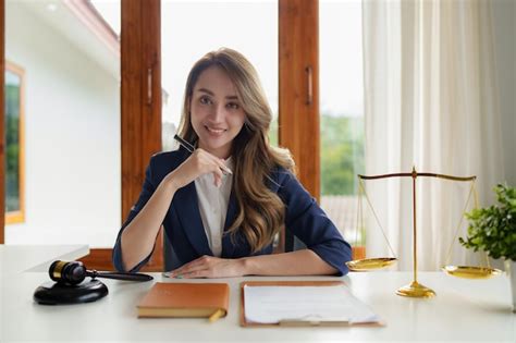 Abogada Mujer De Negocios Que Trabaja O Lee Un Contrato De Acuerdo En