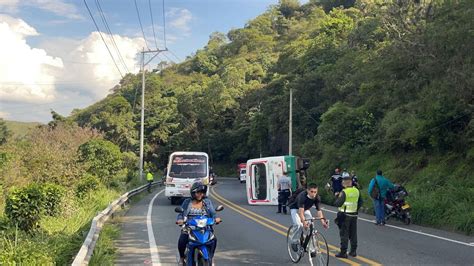 Cinco Personas Lesionadas Deja Volcamiento De Bus En El Kilómetro 11