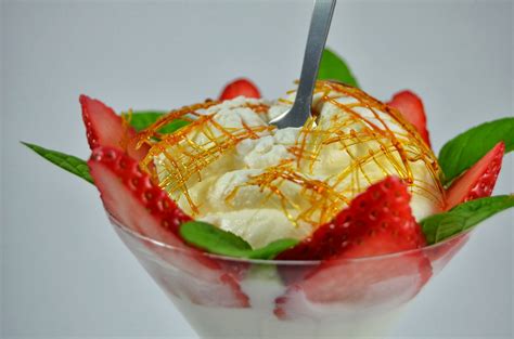 La Cocina De J Lopez Copa De Fresas Con Nata Y Casco De Caramelo Y