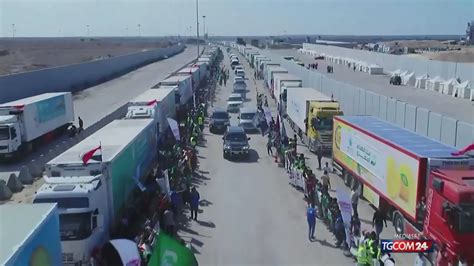 Camion Fermi Al Valico Di Rafah Per L Arrivo Di Aiuti A Gaza