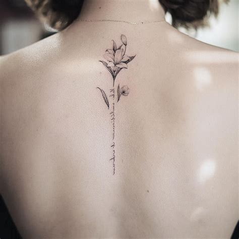 Tatouage Fleur De Lys Bas Du Dos Femme