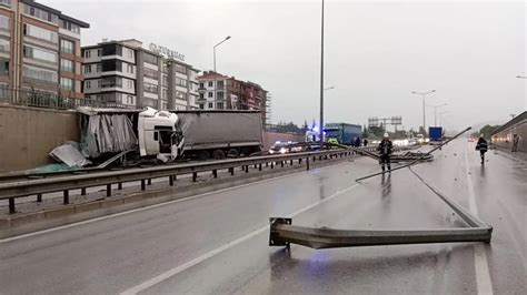 Çorum da ıslak zeminde frenleri tutmayan tır duvara çarptı Haberler