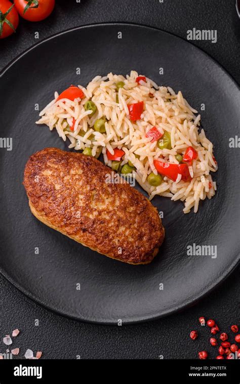 Deliciosas Chuletas Fritas O Alb Ndigas De Pescado Picado Con Arroz