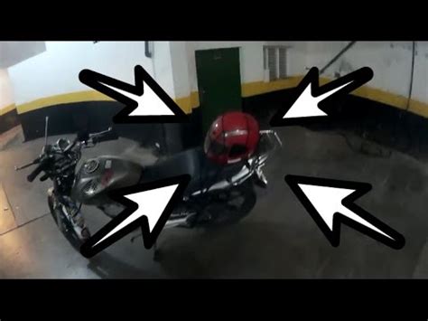 Você pode carregar um capacete na parte de trás da motocicleta Leia