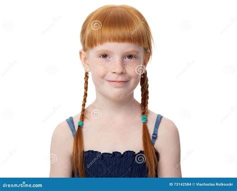 Portrait D Une Belle Petite Fille Joyeuse Rousse Dans Une Robe Bleue