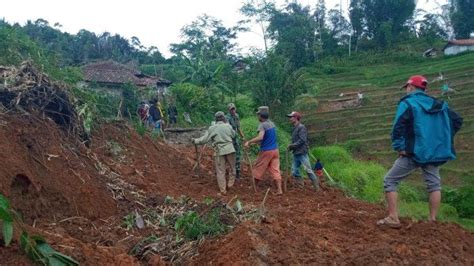 Babinsa Warga Gotong Royong Buka Akses Jalan Yang Tertimbun Longsor Di