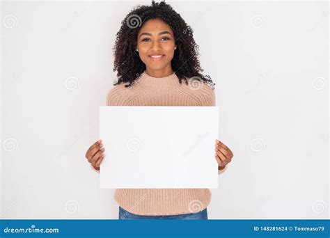 Retrato Del Estudio De Una Muchacha Negra Joven Foto De Archivo