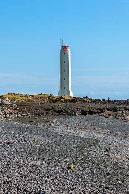 Vuurtoren Aan De Westkust Van IJsland Bij Zonnig Weer Verticale Opname