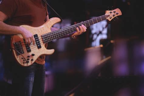 Guitarrista Tocando La Guitarra En Concierto Foto Premium