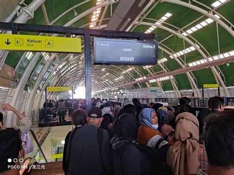 Kereta LRT Jabodebek Jatimulya Dukuh Atas Alami Gangguan Di Stasiun