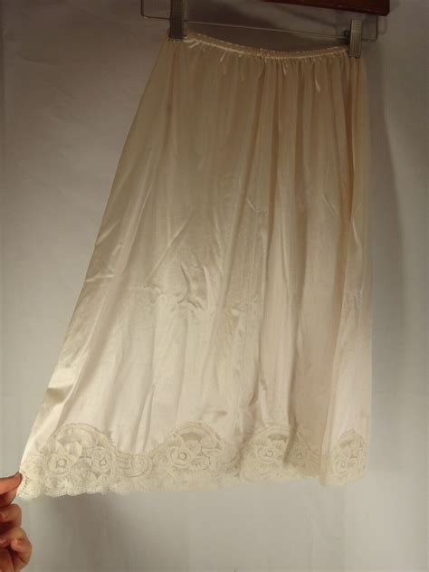 Vintage Vanity Fair Half Slip Antron Iii Nylon Scallop Lace Trim Ivory