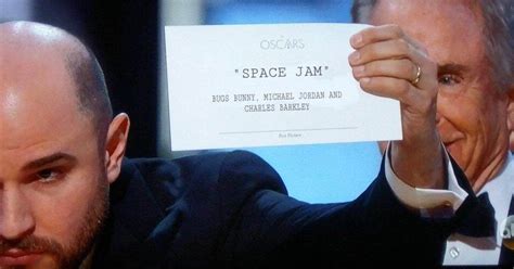 The Most Savage Tweets About Last Night S Monumental Oscars Fuck Up