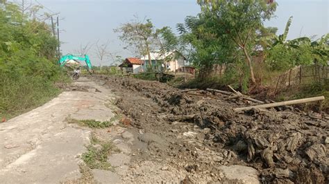 Normalisasi Saluran Irigasi Merusak Jalan Lingkungan Fasilitas Umum