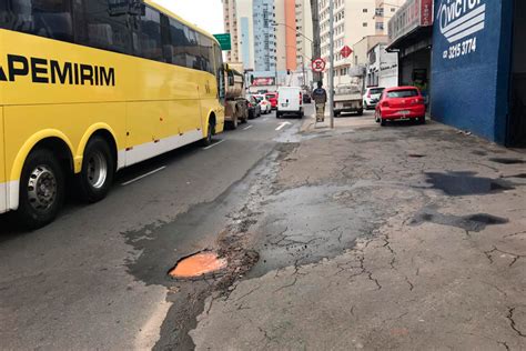 Buraco atrapalha trânsito na Avenida Brasil