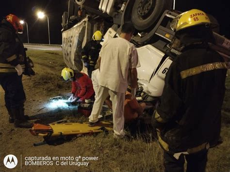 Tr Gico Siniestro Vial En La Ruta Y Vuelco De Un Cami N En La