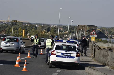 Saobra Ajna Nesre A Na Pan Eva Kom Mostu Automobil Sleteo Sa Puta Na