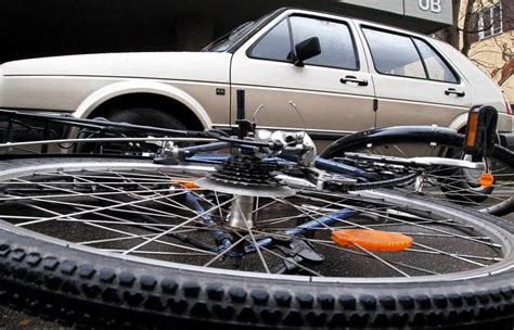 L Rrach Fahrradfahrer Prallt Mit Auto Zusammen Und Verletzt Sich