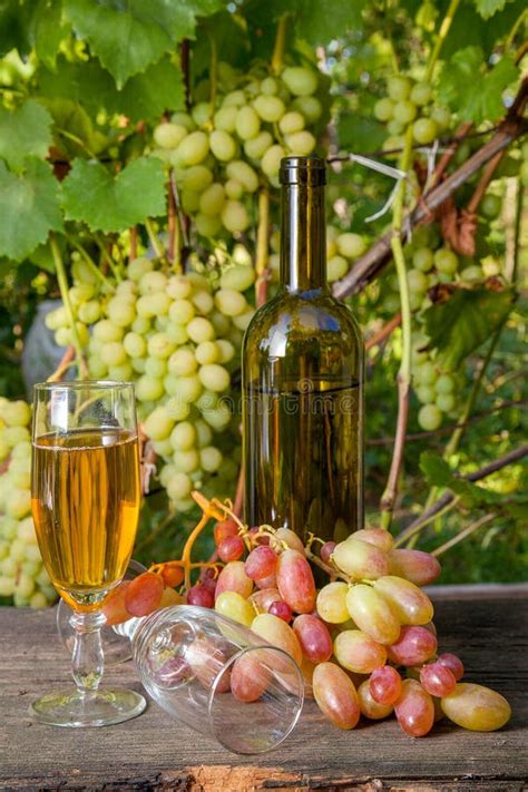 Glas Witte Wijn En Leeg Glas Fles Bos Van Druiven Op Oude Houten