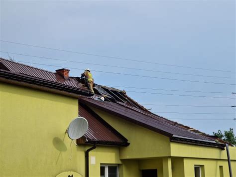 Zerwane dachy powalone drzewa i nieprzejezdne drogi Strażacy usuwają