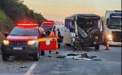 Micro Nibus Pacientes Bate Na Traseira De Carreta E Dez Ficam Feridos