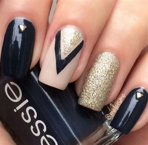 10 ideas de uñas negro con dorado perfectas y elegantes Mujer de 10