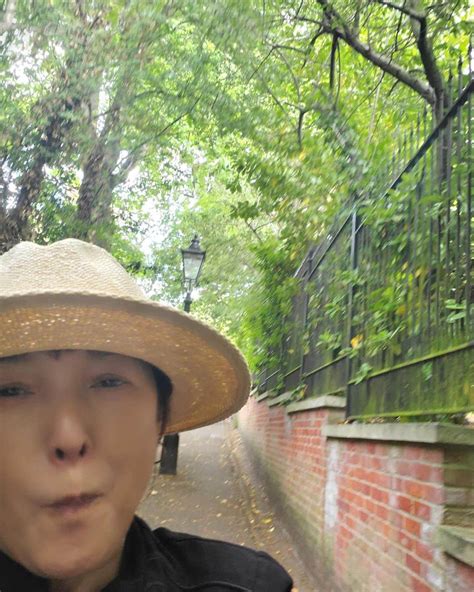 桃井かおりさんのインスタグラム写真 桃井かおりinstagram「旦那が小さな頃住んでいたhampsteadの家まで行ってみた。10歳