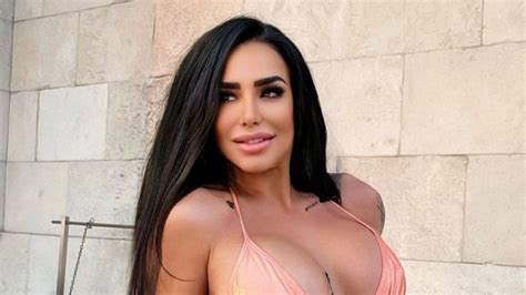 De Espaldas Lis Vega Sube La Temperatura En Bikini Y Transparencias