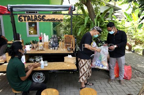 Inovasi Ngopi Bayar Sampah Antara Foto