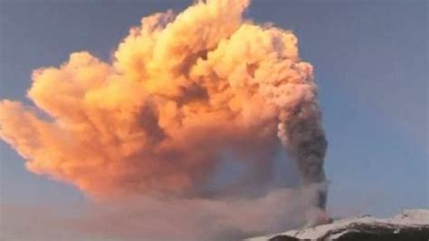 Vulkan Ausbruch Ätna auf Sizilien spuckt wieder Lava und Asche