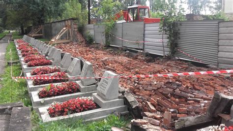 Runął mur na Cmentarzu Rakowickim