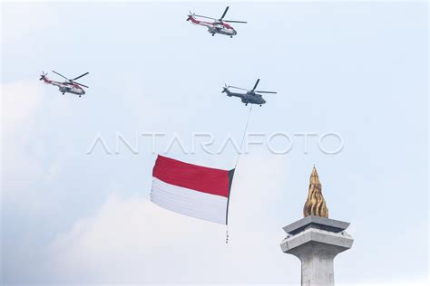 Helikopter Tni Au Kibarkan Bendera Merah Putih Raksasa Antara Foto