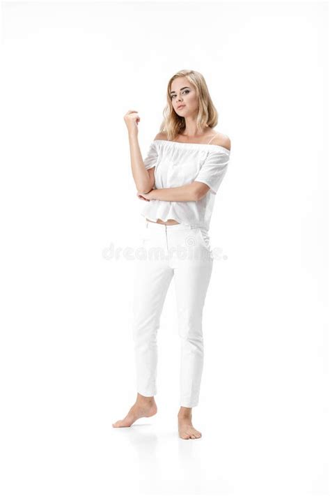 Mooie Ernstige Blonde Vrouw In Witte Blouse En Broek Op Witte Achtergrond Stock Foto Image Of