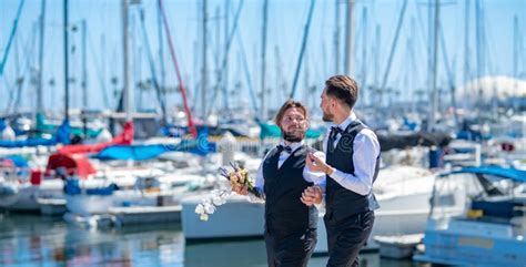 Mariage Gay Mariage Gay Deux Hommes Gays Après Un Mariage Sur Une Plage Près Du Yacht Club