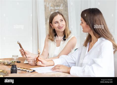 Estudiante escribiendo en cursiva fotografías e imágenes de alta