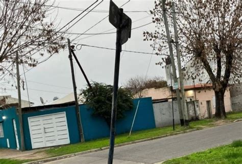 En Una Esquina De Tolosa Se Quejaron Por Cables Sueltos Y Un Poste A