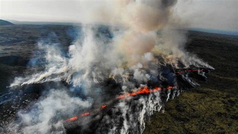 Impresionantes imágenes de la erupción de un volcán cerca a la capital