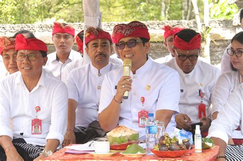 Bupati Tabanan Apresiasi Semangat Gotong Royong Warga Desa Adat Munduk